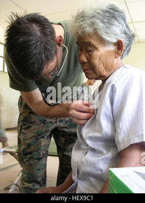 Le lieutenant de la marine David A. Weis, 31e MEU Chirurgien, ressemble un patient thaïlandais au cours d'un examen. Les Marines et les marins du 31e Marine Expeditionary Unit (Special Operations Capable) a mené une opération civilo-militaire à l'école primaire de Ban Khok Wat, Royaume de Thaïlande du 12 au 16 mai pour aider la population rurale avec des soins médicaux et dentaires, de l'auxiliaire familial durant l'exercice Gold Cobra '04. US Navy 040512-M-4688C-044 chirurgien de la Marine, le lieutenant David A. Weis, du 31e Marine Expeditionary Unit (MEU), examine un patient thaïlandais Banque D'Images