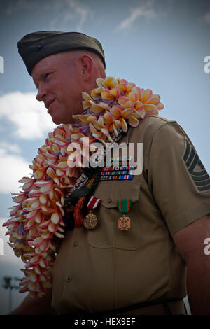 Un sergent-chef de l'artillerie des forces du corps des Marines des États-Unis, Pacific a pris sa retraite après 27 ans de service lors d'une cérémonie au Camp H.M. Smith, Hawaï, le 10 juin 2011. Banque D'Images