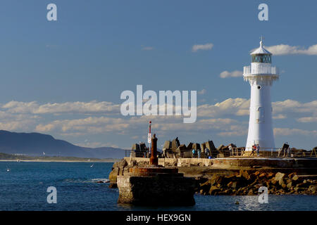 Brise-lames Wollongong année phare allumé pour la première fois 1872 désactivée 1974 Wollongong Breakwater Lighthouse, également connu sous le nom de Phare du Port de Wollongong, est un phare historique situé sur la digue sud du port de Wollongong, à Wollongong, une ville côtière au sud de Sydney, Nouvelle Galles du Sud. Wollongong est le seul endroit dans l'Est de l'Australie d'avoir deux phares situés à proximité de l'autre, l'autre étant Wollongong Head Lighthouse. Bien qu'ils ne soient plus utilisés, le phare a été restauré en 2002 comme opérationnels et figure un édifice du patrimoine. Le Wollongong Harbo Banque D'Images