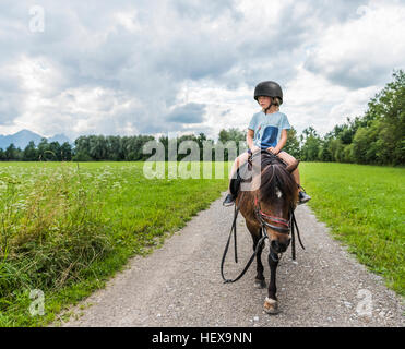 Garçon l'équitation, Füssen, en Bavière, Allemagne Banque D'Images