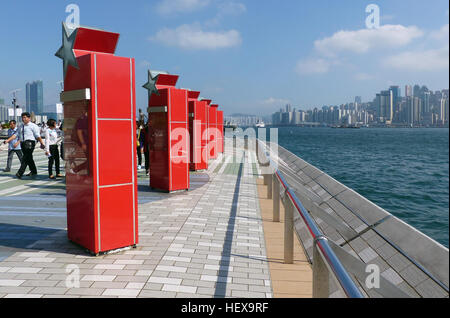 Grâce aux efforts de l'industrie du film de Hong Kong au cours du siècle dernier, de nombreuses en Asie et au-delà sont familiers avec les sites de la ville avant qu'ils ont même mis les pieds ici. L'Avenue des Stars rend hommage à des noms qui ont contribué à faire de Hong Kong le "Hollywood de l'Orient', tout en donnant aux visiteurs une vue panoramique de la ville la plus célèbre : son glorieux skyline, dramatiquement contre le sommet. Avec les plaques commémoratives, celebrity handprints, descriptif des jalons, film souvenirs, une statue grandeur nature du héros d'action kung fu Bruce Lee et un rendu de bronze du dessin animé populaire char Banque D'Images