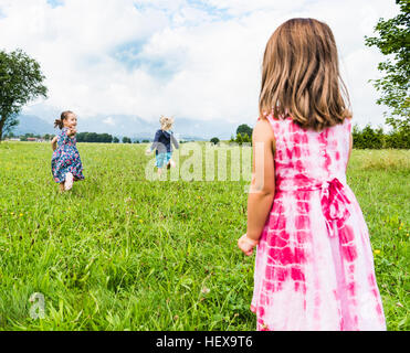 Les enfants courent dans le champ, Füssen, en Bavière, Allemagne Banque D'Images