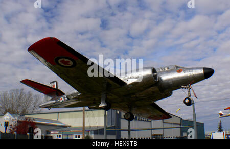 Le CF-100 était en service depuis plus de 30 ans au Canada. Il s'agit d'un intercepteur bimoteur et était l'un des plus grands succès canadiens. C'était un avion à réaction qui a été le premier avion de chasse entièrement produits au Canada à partir de la phase de conception jusqu'au produit fini. Il s'agit d'un intercepteur tous temps conçu pour le climat du Canada. Il a été le premier avion de combat à ailes droites d'atteindre Mach 1. Equipage : 2 pilote et navigateur, Longueur : 16.5 m (54 pi 2 po) Envergure : 17,4 m (57 pi 2 po) Hauteur : 4,4 m (14 pi 6 po) Poids à vide : 10 500 kg (23 100 lb) Poids : 15 170 kg (33 450 lb) Moteur : 2 × Avro Cana Banque D'Images