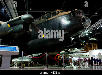 L'Avro Lancaster est un quadrimoteur britannique Seconde Guerre mondiale bombardier lourd conçu et construit par Avro pour la Royal Air Force (RAF). Il a vu le service actif avec la Royal Air Force Bomber Command en 1942 et, comme l'offensive de bombardement stratégique sur l'Europe a pris de l'ampleur, il est devenu le principal bombardier lourd utilisé par la RAF, l'ARC, et des escadrons d'autres pays européens et du Commonwealth au sein de la RAF, couvrant de ses contemporains le Handley Page Halifax et court Stirling.[1] La "prise LANC", comme on l'avait surnommé,[2] est ainsi devenu le plus célèbre et le plus réussi Banque D'Images