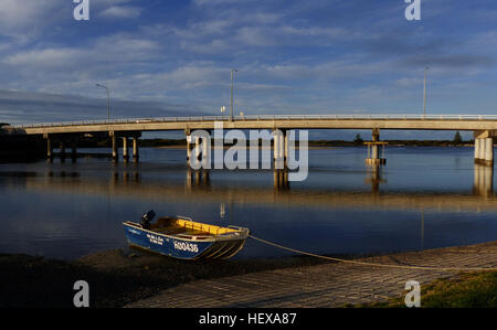 La rivière Bermagui est un estuaire pérenne sur la côte sud de la Nouvelle-Galles du Sud, en Australie. Connue pour ses caractéristiques dominées par les vagues, la rivière coule à travers un paysage pittoresque, y compris un pont et des vues sereines en soirée. Banque D'Images