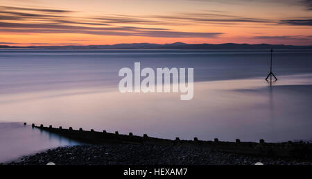 Coucher de soleil sur le Solway Firth de Silloth, Cumbria Banque D'Images