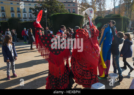 Les touristes d'essayer le costume matador devant le Palais Royal. Madrid Espagne. Banque D'Images