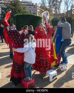 Les touristes d'essayer le costume matador devant le Palais Royal. Madrid Espagne. Banque D'Images