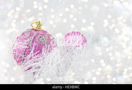 Boules de Noël argent violet avec des ornements de fête Banque D'Images