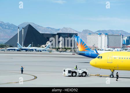 Spirit of Airline jet d'être repoussés à l'aéroport international McCarran de Las Vegas, Nevada. Banque D'Images