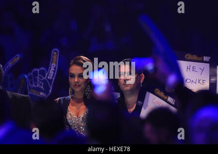 Gary Anderson lors de sa promenade le neuf jour du William Hill World Darts Championship à Alexandra Palace, Londres. APPUYEZ SUR ASSOCIATION photo. Date de la photo: Vendredi 23 décembre 2016. Voir PA Story DARTS World. Le crédit photo devrait se lire comme suit : John Walton/PA Wire. Banque D'Images