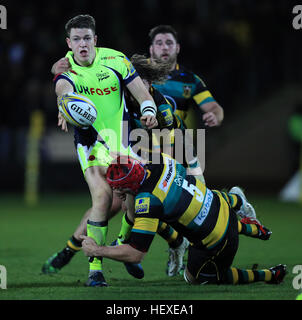 Sale Sharks' Sam James est détenu par Northampton Saints' Journée chrétienne et Tom Wood au cours de l'Aviva Premiership match à Franklin's Gardens, Northampton. Banque D'Images