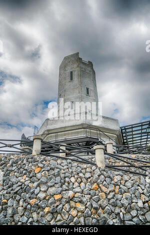 Mur de pierre et l'escalier dans le magnifique château blanc restauré avec des tuiles rouges et ciel bleu Banque D'Images