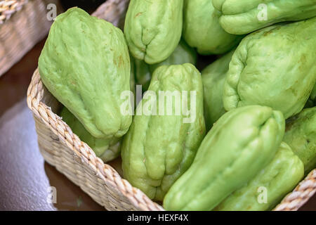 Naturels et Biologiques fraîches de fruits chayote Banque D'Images