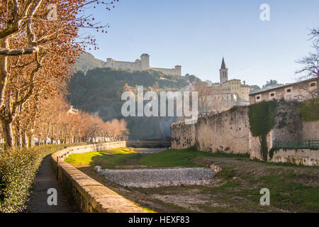 Château au-dessus de Spoleto, une ville ancienne, province de Pérouse, Ombrie, Italie. Banque D'Images