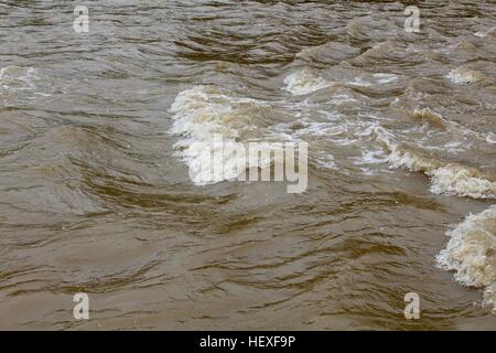 Rapids d'une rivière boueuse. Banque D'Images