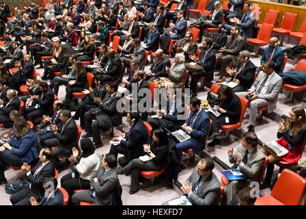 Les membres de l'auditoire dans la salle du Conseil de sécurité applaudir après l'adoption de la résolution 2334. Le Conseil de sécurité des Nations Unies a tenu un vote sur la résolution 2334 exigeant la fin de colonies israéliennes au siège des Nations Unies à New York, NY, USA le 23 décembre 2016. Le vote a lieu un jour après un vote annulé par le Conseil de sécurité sur un projet de résolution condamnant l'Égypte par les politiques de colonisation israélienne à Gaza et à Jérusalem-Est. Résolution co-sponsors de la Nouvelle-Zélande, la Malaisie, le Venezuela et le Sénégal se sont joints à la demande le vote d'aujourd'hui, malgré une vive opposition de la part d'Israël et le président américain élu Donald Banque D'Images