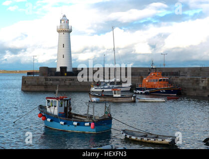 Les avions de phare à Donaghadee Port avec bateaux de pêche et un bateau de sauvetage de la RNLI sur leur amarre Banque D'Images