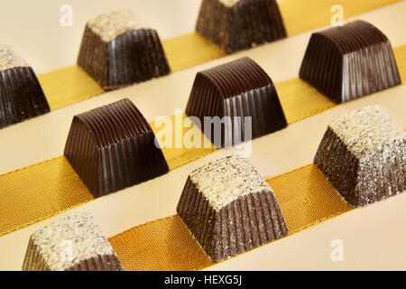 Chocolats en ligne Or Banque D'Images