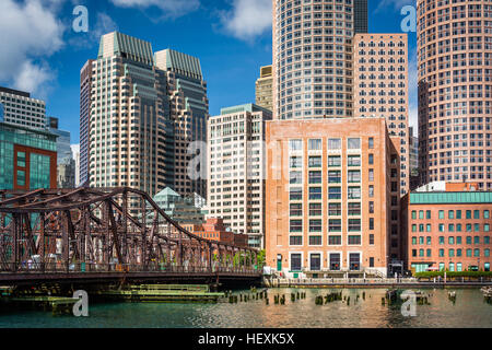 Fort Point Channel et les toits de Boston, à Boston, Massachusetts. Banque D'Images