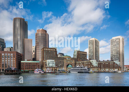 Fort Point Channel et les toits de Boston, à Boston, Massachusetts. Banque D'Images