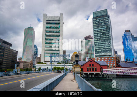 Fort Point Channel et les toits de Boston, à Boston, Massachusetts. Banque D'Images