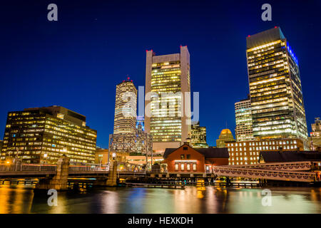 Les toits de Boston et Fort Point Channel dans la nuit, à Boston, Massachusetts. Banque D'Images