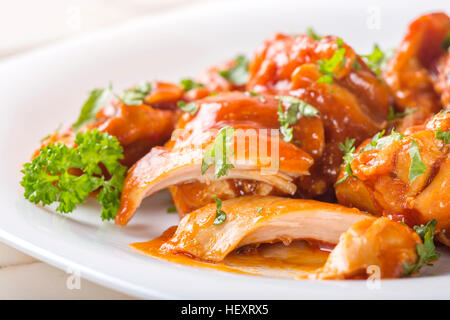 Cuisses de poulet désossé avec sauce aux fines herbes et patates refroidir sur la plaque Banque D'Images