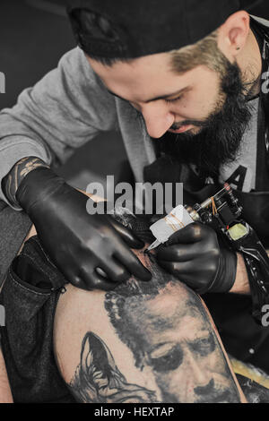 Tattoo master est le tatouage dans l'tattoosalon Banque D'Images