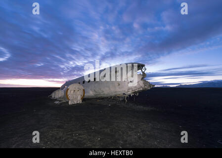 L'avion abandonné sur Solheimasandur beach. Épave de l'avion sur la plage de sable noir. Le sud de l'Islande. Banque D'Images