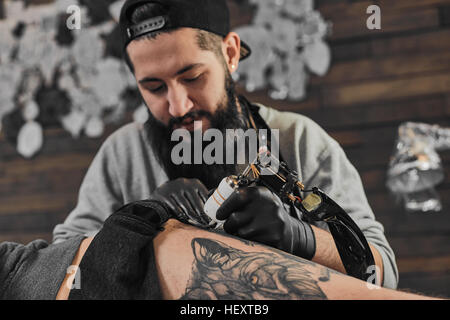 Tattoo master est le tatouage dans l'tattoosalon Banque D'Images