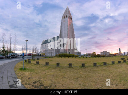 La cathédrale Hallgrimskirkja à Reykjavik, Islande, au coucher du soleil. Banque D'Images