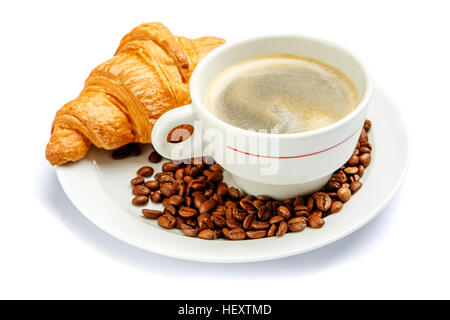 Des croissants frais et café sur fond blanc Banque D'Images