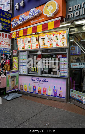 Le Cha Cha thé bubble tea & Juice shop dans la grand-rue dans le quartier chinois, le centre-ville de Flushing, Queens, New York Banque D'Images