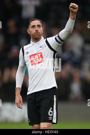 Derby County's Richard Keogh célèbre après le match Banque D'Images