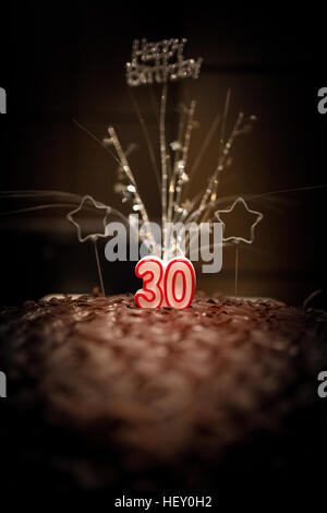 30e anniversaire avec gâteau au chocolat Joyeux Anniversaire Banque D'Images