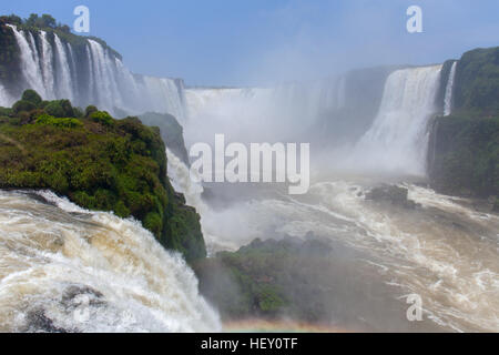 Beaucoup de chutes d'Iguazu. Merveille naturelle du monde Banque D'Images