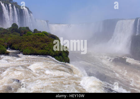 Beaucoup de chutes d'Iguazu. Merveille naturelle du monde Banque D'Images