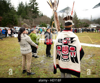 Les Indiens et les membres des Premières Nations à protester contre le projet de GNL projet pipeline. Woodfibre Squamish BC, Canada. Banque D'Images