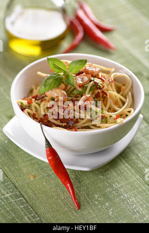 Spaghetti à l'ail, l'huile et de piment - recette traditionnelle Italienne Banque D'Images