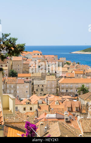 Donnant sur un typique vista de la vieille ville de la ville de Hvar, Croatie, avec l'orange et le bleu des toits en terre cuite se Adriatique Banque D'Images