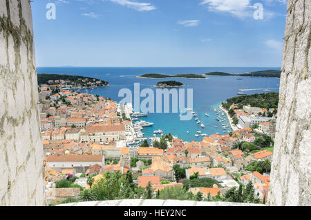 Le point de vue de la ville historique de Hvar à partir de la folie des hauteurs de la forteresse Spanjola (Espagnol) qui se situe très au-dessus de la ville. Banque D'Images