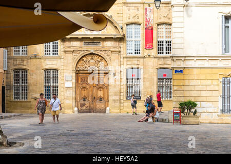 Aix en provence,France-August:9,2016 personnes et vous promener et admirer la Tapisserie musée pendant une journée ensoleillée. Banque D'Images