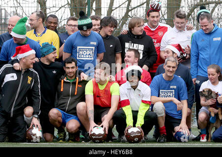 Les membres de la communauté des sans-abri et de charité bénévoles posent pour une photo de l'équipe d'avance sur leur rapport annuel Street Soccer match de football fête l'Écosse à Édimbourg. Banque D'Images