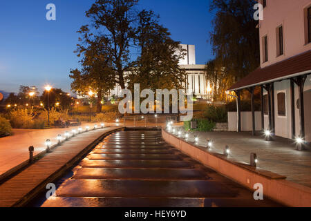 Cascades d'eau sur le canal de nuit à l'Île Mill à Bydgoszcz, Pologne, Europe Banque D'Images