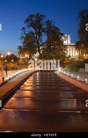 Cascades d'eau en cascade, canal de nuit à l'Île Mill à Bydgoszcz, Pologne, Europe Banque D'Images