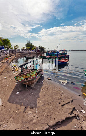 Bateaux de pêche au port. Au Sable et dans l'eau flotte beaucoup de déchets. L'île de Phu Quoc. Vietnam Banque D'Images