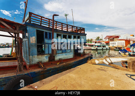 Les bateaux de pêche au port à l'île de Phu Quoc. Vietnam Banque D'Images