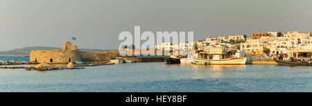 Paros, Grèce 5 août 2016. Vue panoramique de Naoussa village local avec le château de Kastelli. Banque D'Images