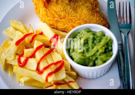 Classic fish and chips avec petits pois Banque D'Images